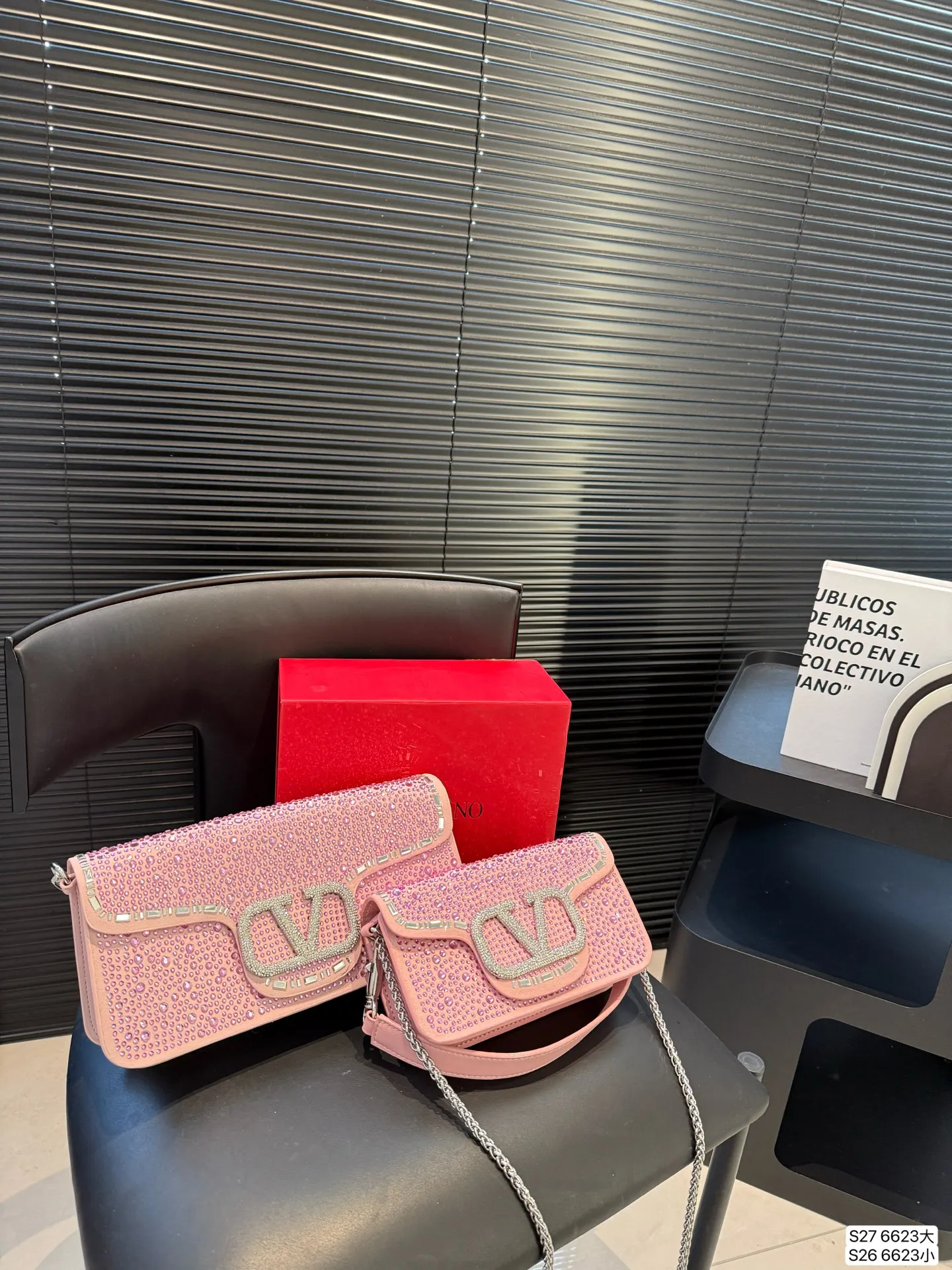 Large size P370 Small size P360 with folding box This time Valentino really went big. Favored by celebrities from all walks of life ~ The simple design is not only full of art but also exquisite. High-end sizes: Large size 28 13.5 Small size 20 11 Item No. 6623