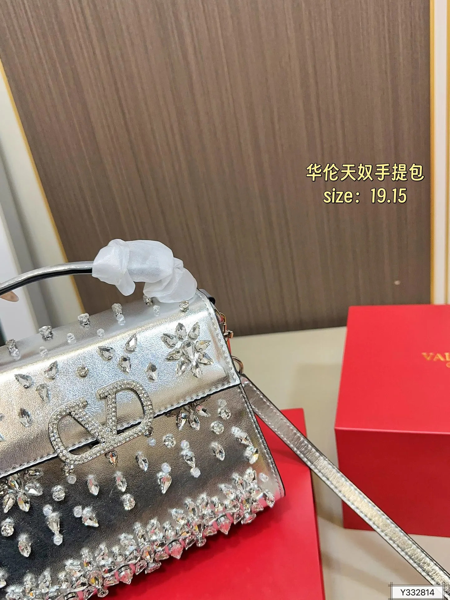 💰460 Valentino handbag with folding box. This time Valentino has really stepped up its game. It is favored by stars from all walks of life ~ The simple design is not only artistic but also exquisite. Premium size: 19 15