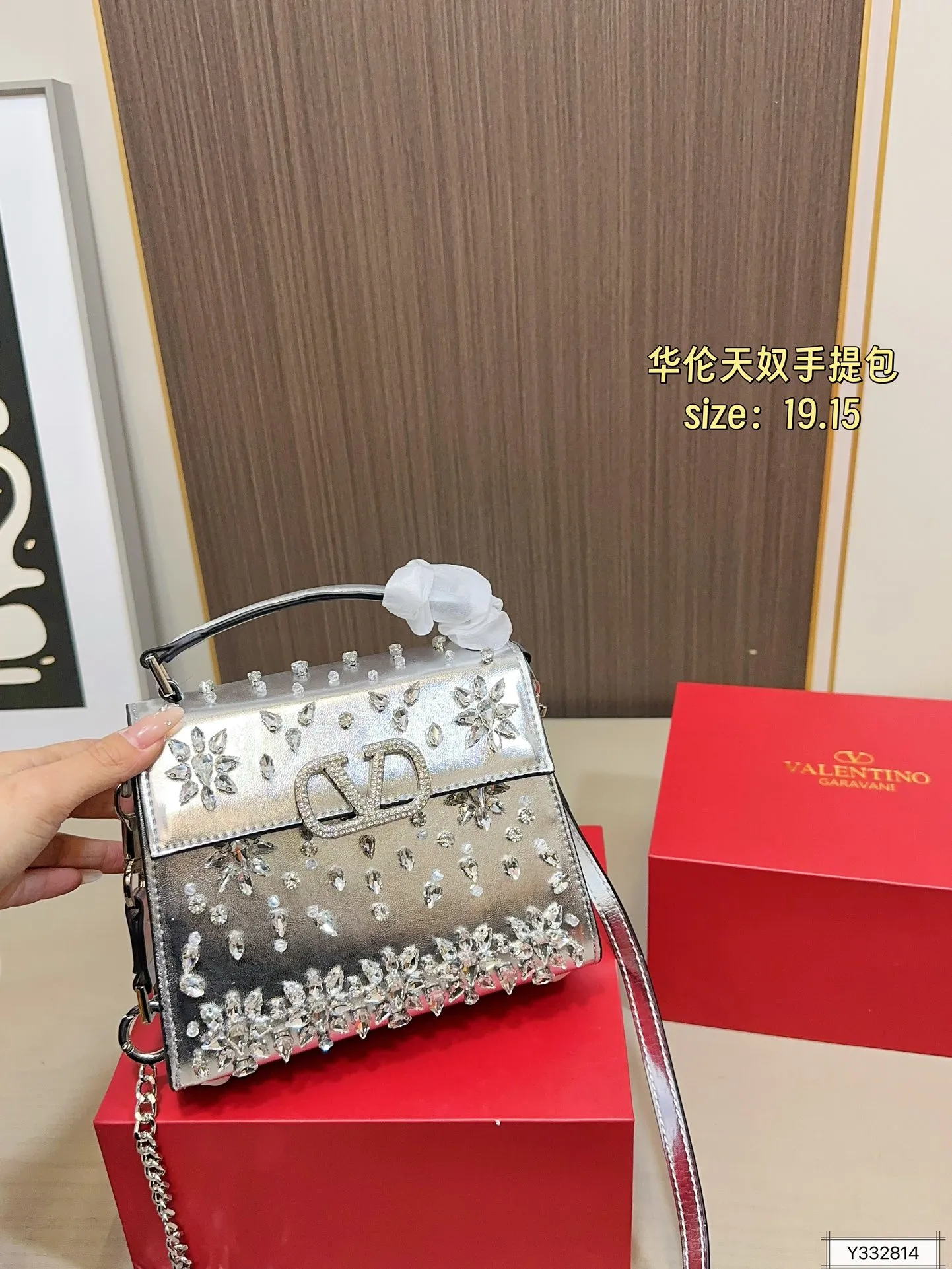 💰460 Valentino handbag with folding box. This time Valentino has really stepped up its game. It is favored by stars from all walks of life ~ The simple design is not only artistic but also exquisite. Premium size: 19 15
