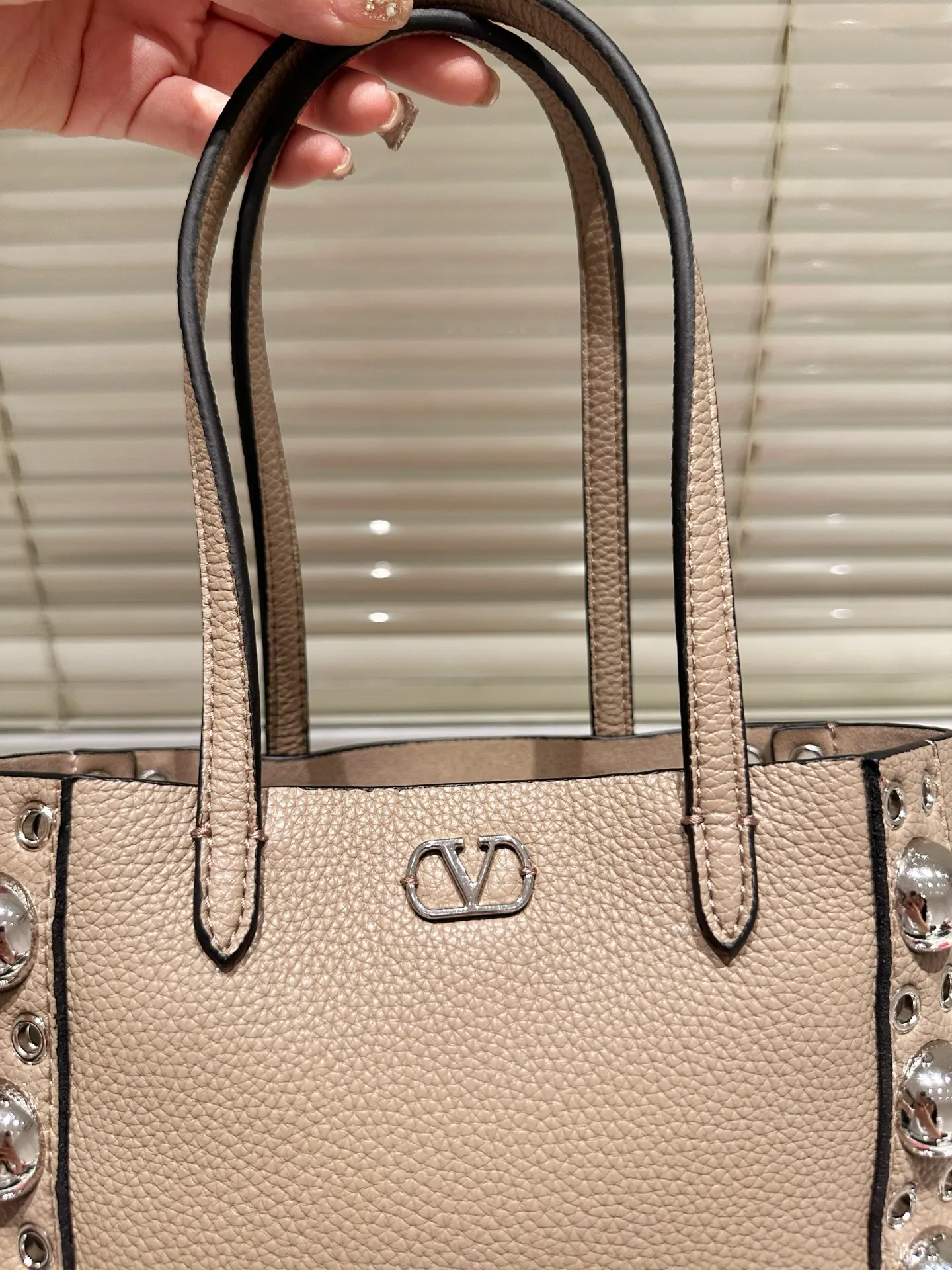 P360 comes with box, size 21*17 Valentino nellcote tote bag, suede body, decorated with ball rivets and hollow details, balancing retro and fashionable. It can be freely switched between hand-carrying and shoulder-carrying, and combined with a detachable carrying bag, it combines practicality and fun.