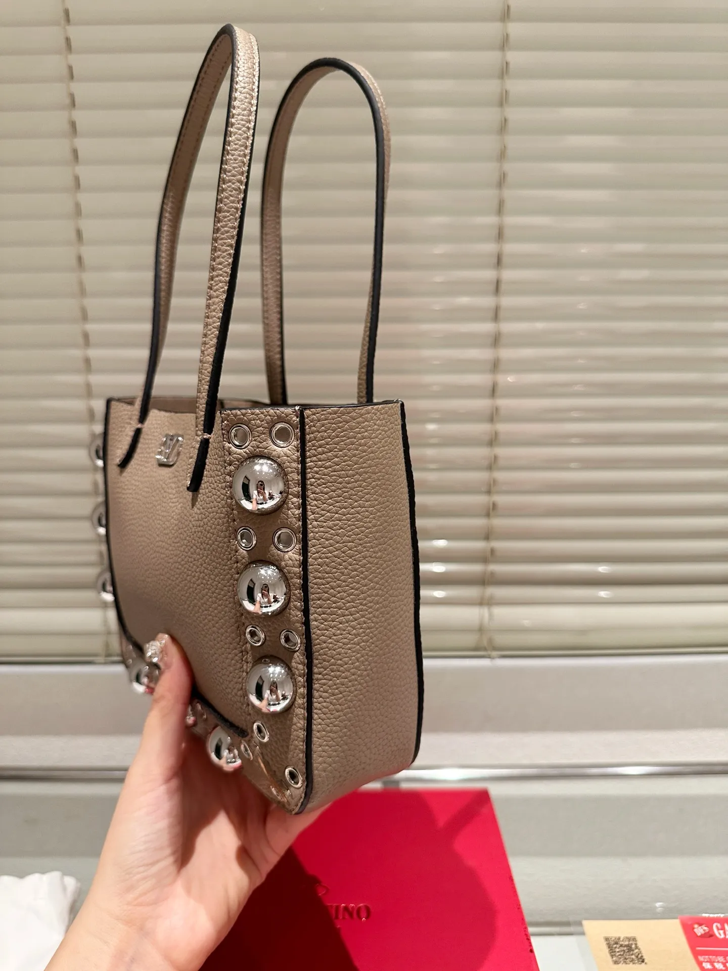 P360 comes with box, size 21*17 Valentino nellcote tote bag, suede body, decorated with ball rivets and hollow details, balancing retro and fashionable. It can be freely switched between hand-carrying and shoulder-carrying, and combined with a detachable carrying bag, it combines practicality and fun.