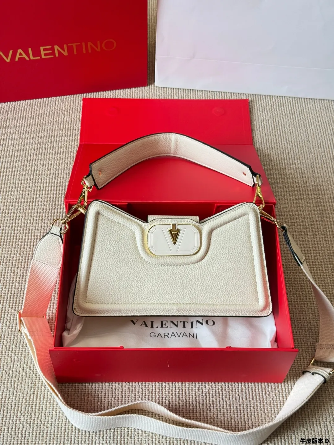 Cowhide version p310 Valentino Allknots crossbody bag Exquisite and beautiful, high-end elegance, easy to control, no matter the clothes or seasons. Can be used all year round, salty or sweet. Carry it on a tall girl, and look like a queen. Carry it on a small girl, it looks sweet on a girl. Size: 26 15