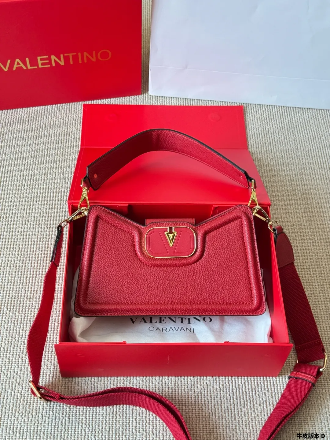 Cowhide version p310 Valentino Allknots crossbody bag Exquisite and beautiful, high-end elegance, easy to control, no matter the clothes or seasons. Can be used all year round, salty or sweet. Carry it on a tall girl, and look like a queen. Carry it on a small girl, it looks sweet on a girl. Size: 26 15