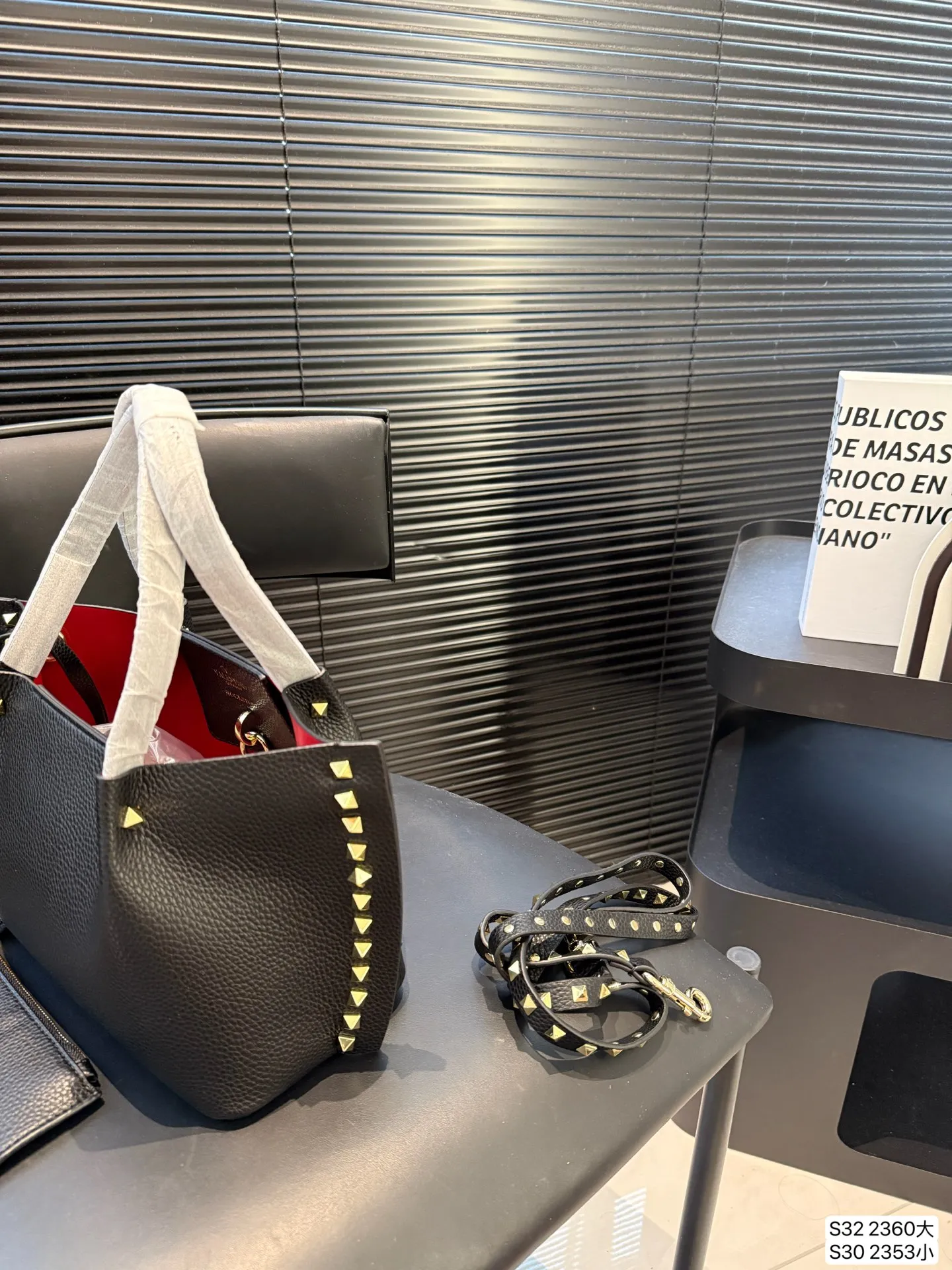 Large size P420 Small size P400 Valentino tote bag has a retro feel, high-end yet elegant, super atmospheric, suitable for commuting, casual, and dating. Size: Large 37 23 Small 24 18 Item No. Large 2360 Small 2353