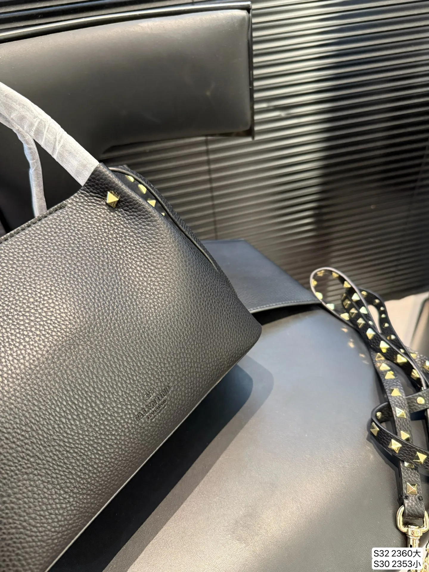 Large size P420 Small size P400 Valentino tote bag has a retro feel, high-end yet elegant, super atmospheric, suitable for commuting, casual, and dating. Size: Large 37 23 Small 24 18 Item No. Large 2360 Small 2353