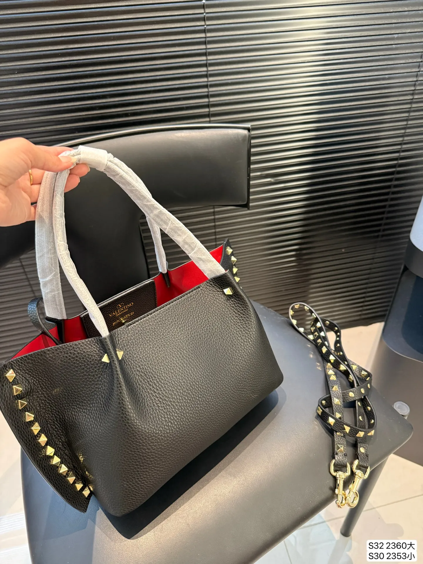 Large size P420 Small size P400 Valentino tote bag has a retro feel, high-end yet elegant, super atmospheric, suitable for commuting, casual, and dating. Size: Large 37 23 Small 24 18 Item No. Large 2360 Small 2353