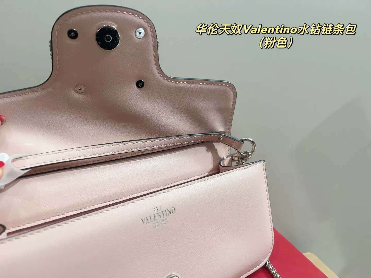 p320 with folding box ⚠️Size 27.11 Valentino rhinestone chain bag The delicate and fluffy body of the bag is like a cloud, making you feel healed when you touch the leather. It blends gentleness with neat and tough rivet elements to present an eye-catching impression that is both delicate and individual. The soft body of the bag has a different charm when carried on the shoulder.