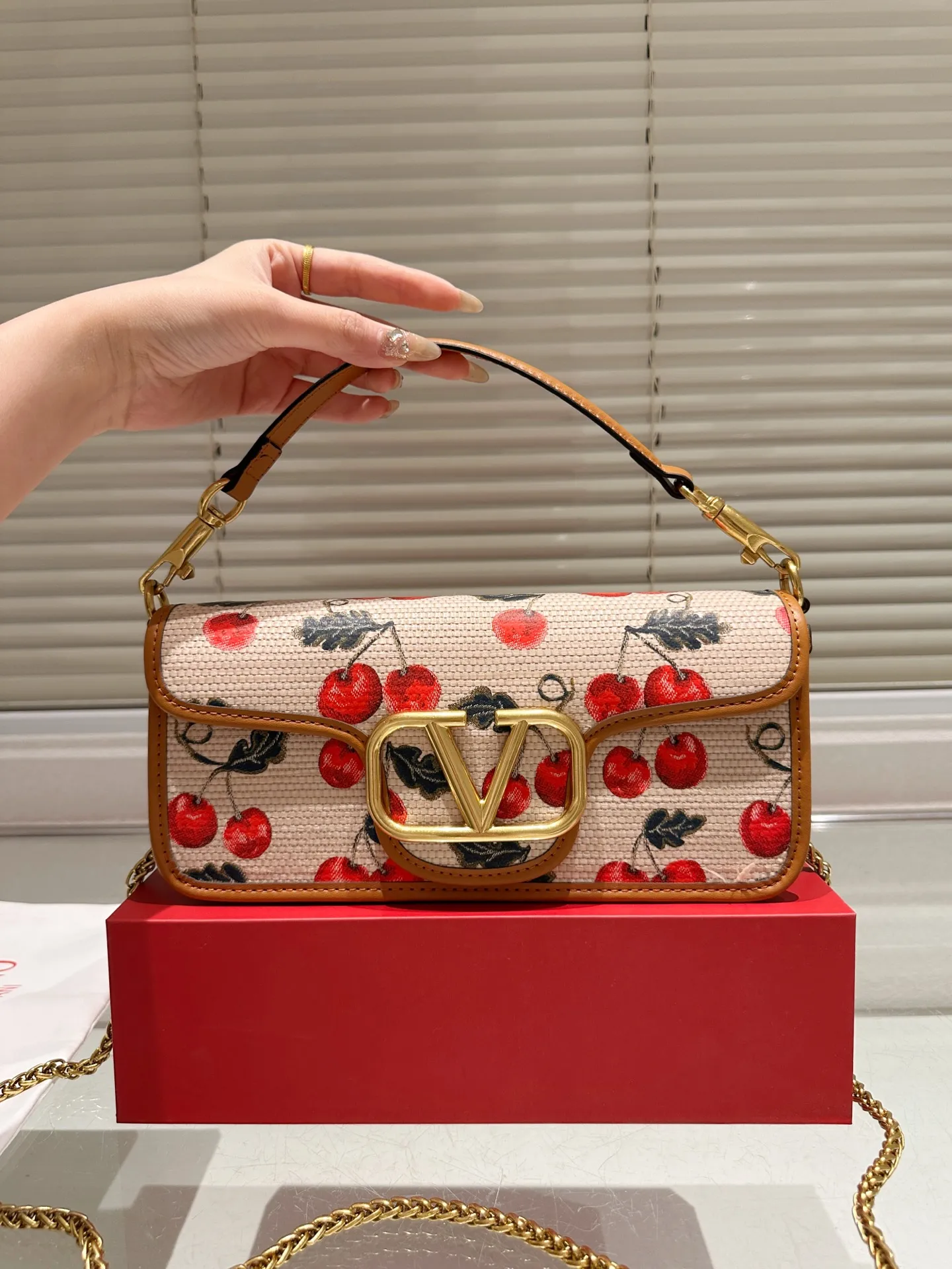 Large P360 Folding Box ⚠️Size 26.11 Valentino Loco Shoulder Bag Overflowing with Sophistication This Look Is Very Versatile No matter how you carry it, you won’t feel any pressure. Which girl can resist such a beautiful bag?