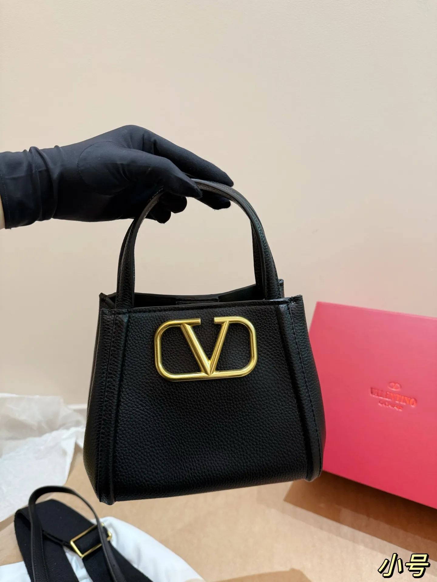 P400 P380 Folding box Valentino Alltime handbag Liu Wen's same bag Valentino's most popular one Comes with two shoulder straps Size 25.20 Size 19.16