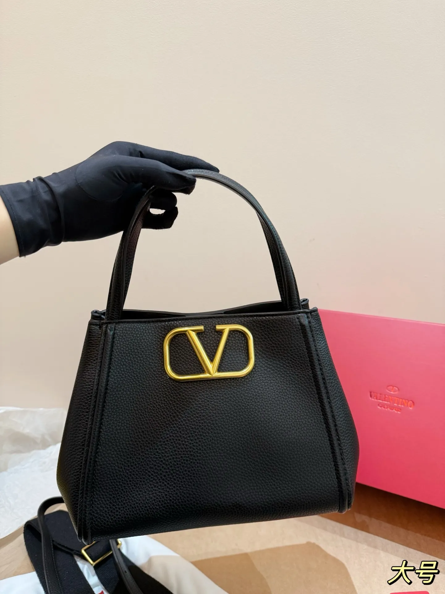 P400 P380 Folding box Valentino Alltime handbag Liu Wen's same bag Valentino's most popular one Comes with two shoulder straps Size 25.20 Size 19.16