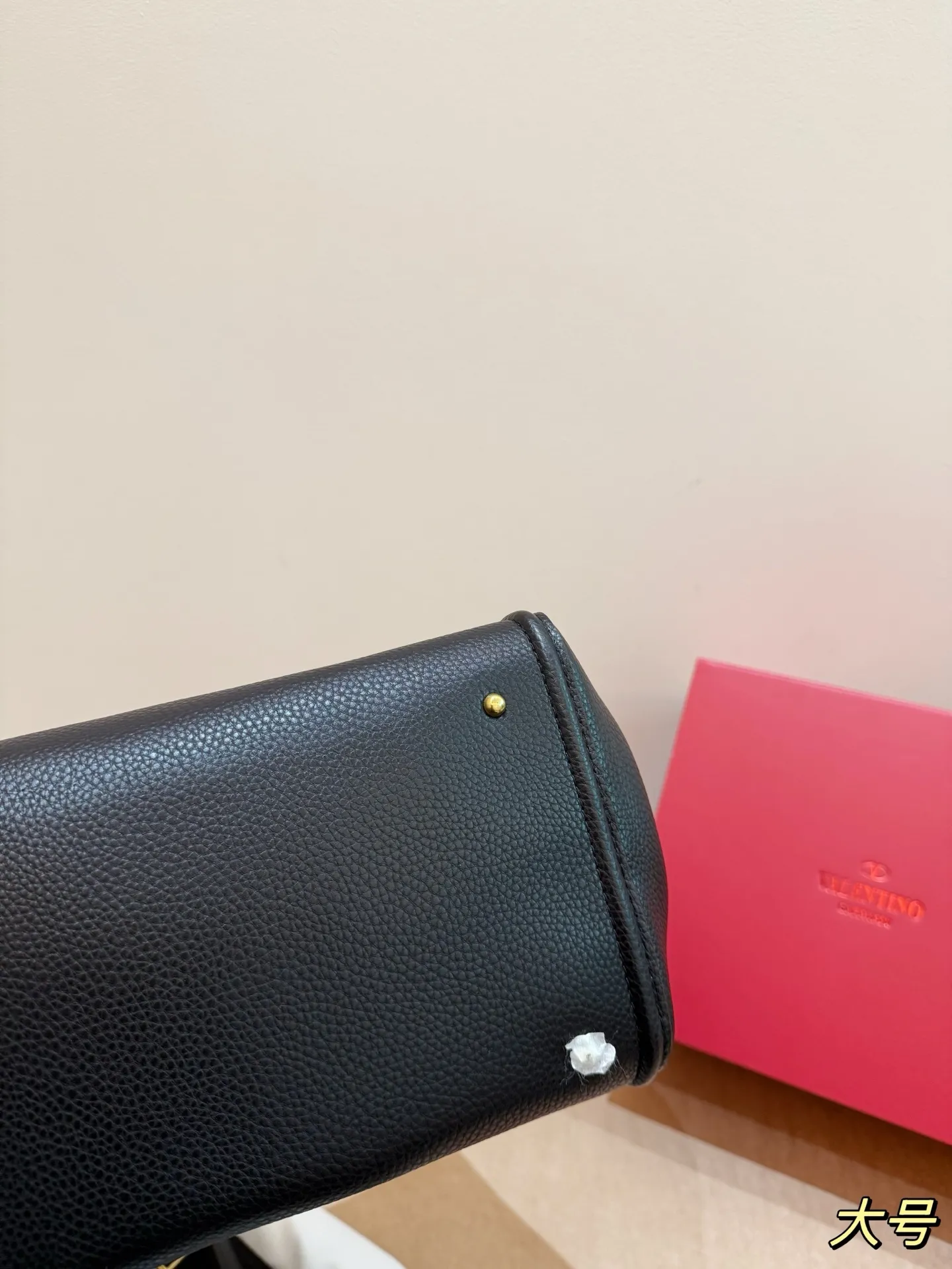 P400 P380 Folding box Valentino Alltime handbag Liu Wen's same bag Valentino's most popular one Comes with two shoulder straps Size 25.20 Size 19.16