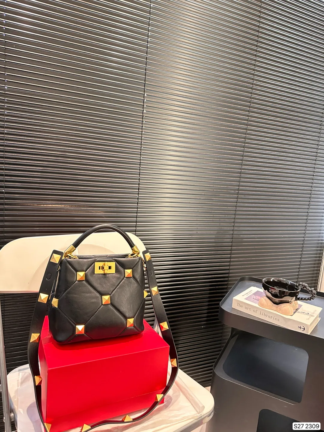 P370 comes with a folding box. Valentino bucket Valentino stud bag feels very gentle. The golden rivets add a touch of nobility. It looks small but has a large capacity. It is suitable for commuting and daily outings. Size: 20 18 Item No. 2309