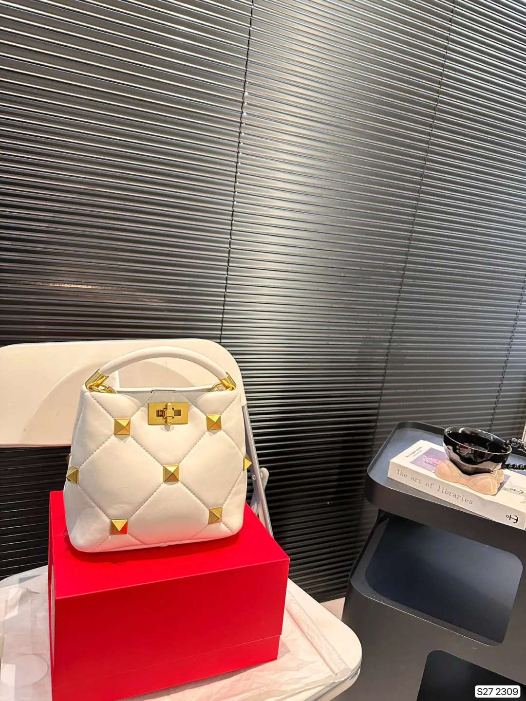 P370 comes with a folding box. Valentino bucket Valentino stud bag feels very gentle. The golden rivets add a touch of nobility. It looks small but has a large capacity. It is suitable for commuting and daily outings. Size: 20 18 Item No. 2309