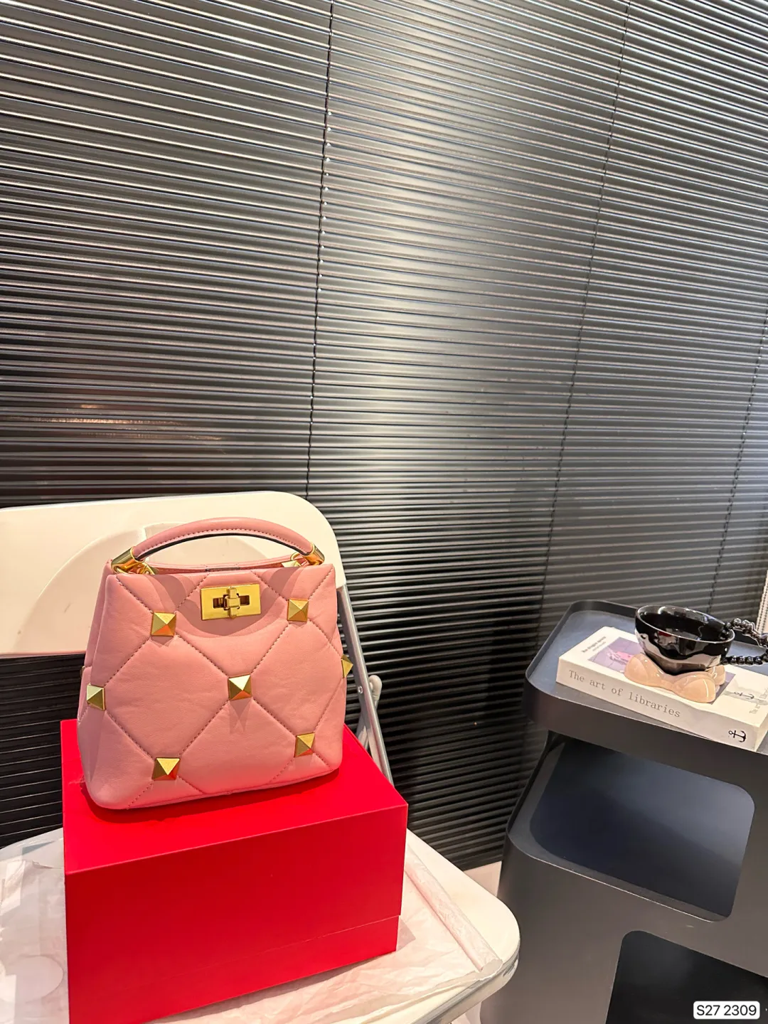 P370 comes with a folding box. Valentino bucket Valentino stud bag feels very gentle. The golden rivets add a touch of nobility. It looks small but has a large capacity. It is suitable for commuting and daily outings. Size: 20 18 Item No. 2309