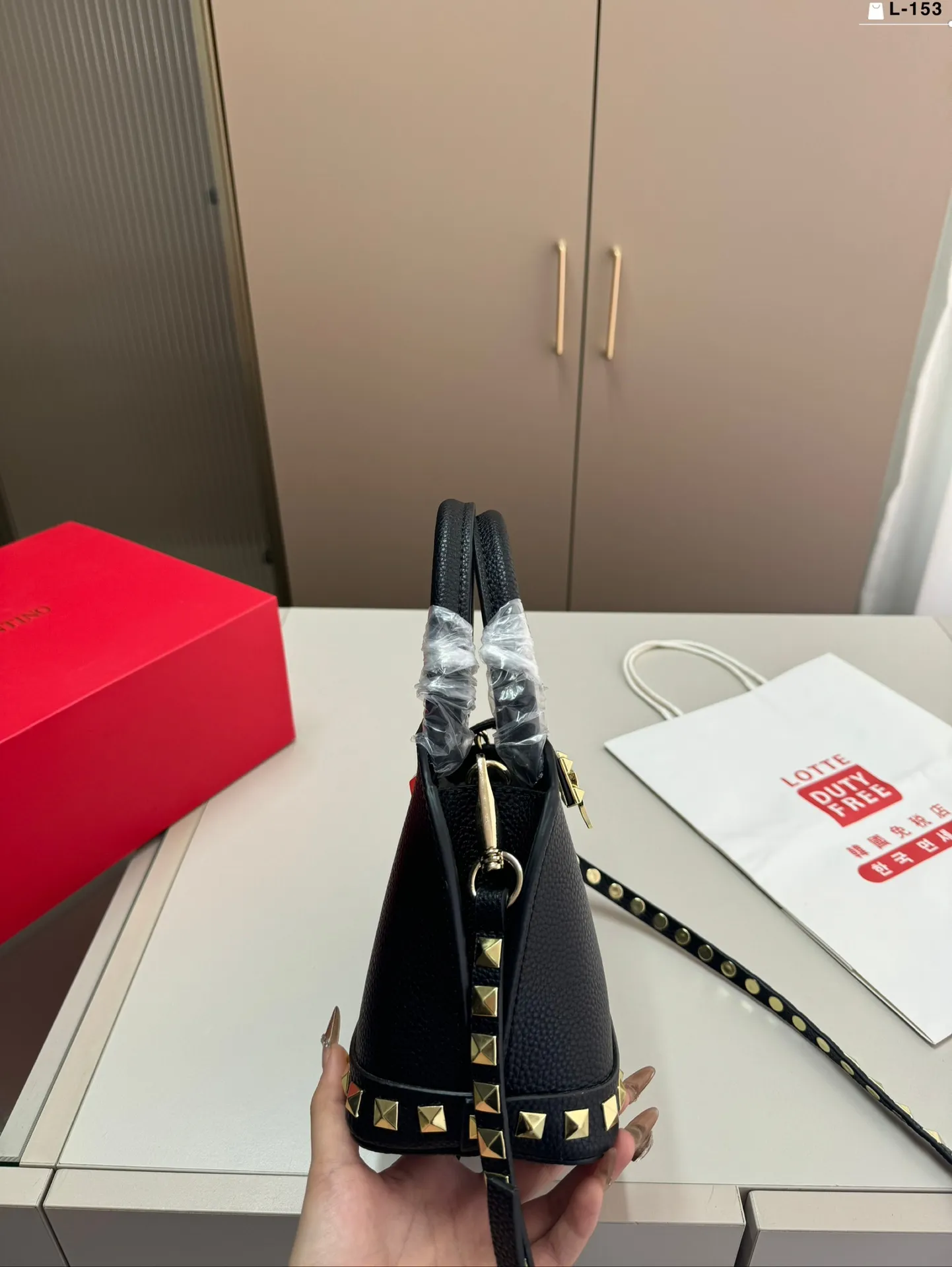 💰p360 VALENTINO Rivet shell bag calfskin handbag portable crossbody bag Rockstud Alcove accessories series L-153 size 21.11.16 folding box