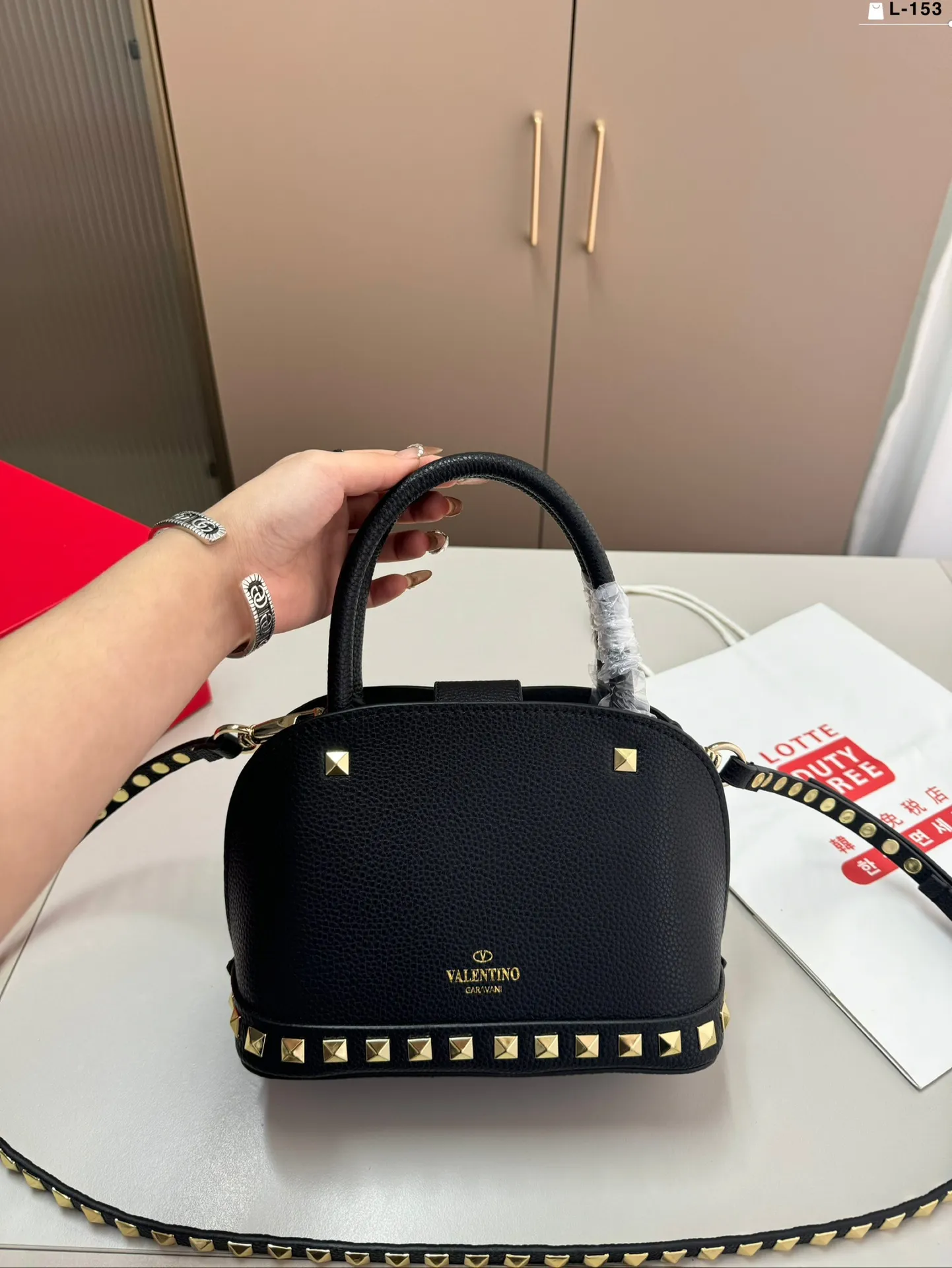 💰p360 VALENTINO Rivet shell bag calfskin handbag portable crossbody bag Rockstud Alcove accessories series L-153 size 21.11.16 folding box