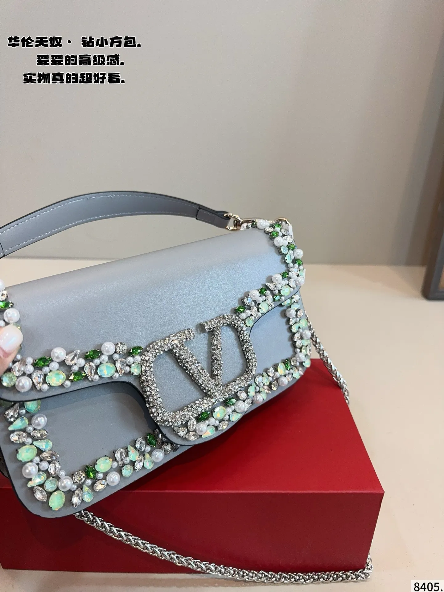 p520 Comes with a gift box🎁. Valentino shoulder bag is fashionable and easy to match. It doesn’t look old-fashioned and is easy to match. Moreover, the bonus of beauty and temperament is so high~ I love this calmness and elegance. Size: 27*6*12/cm