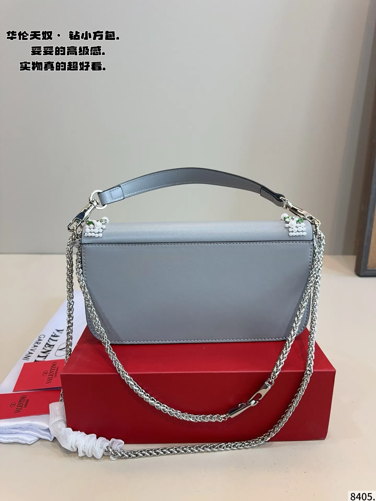 p520 Comes with a gift box🎁. Valentino shoulder bag is fashionable and easy to match. It doesn’t look old-fashioned and is easy to match. Moreover, the bonus of beauty and temperament is so high~ I love this calmness and elegance. Size: 27*6*12/cm