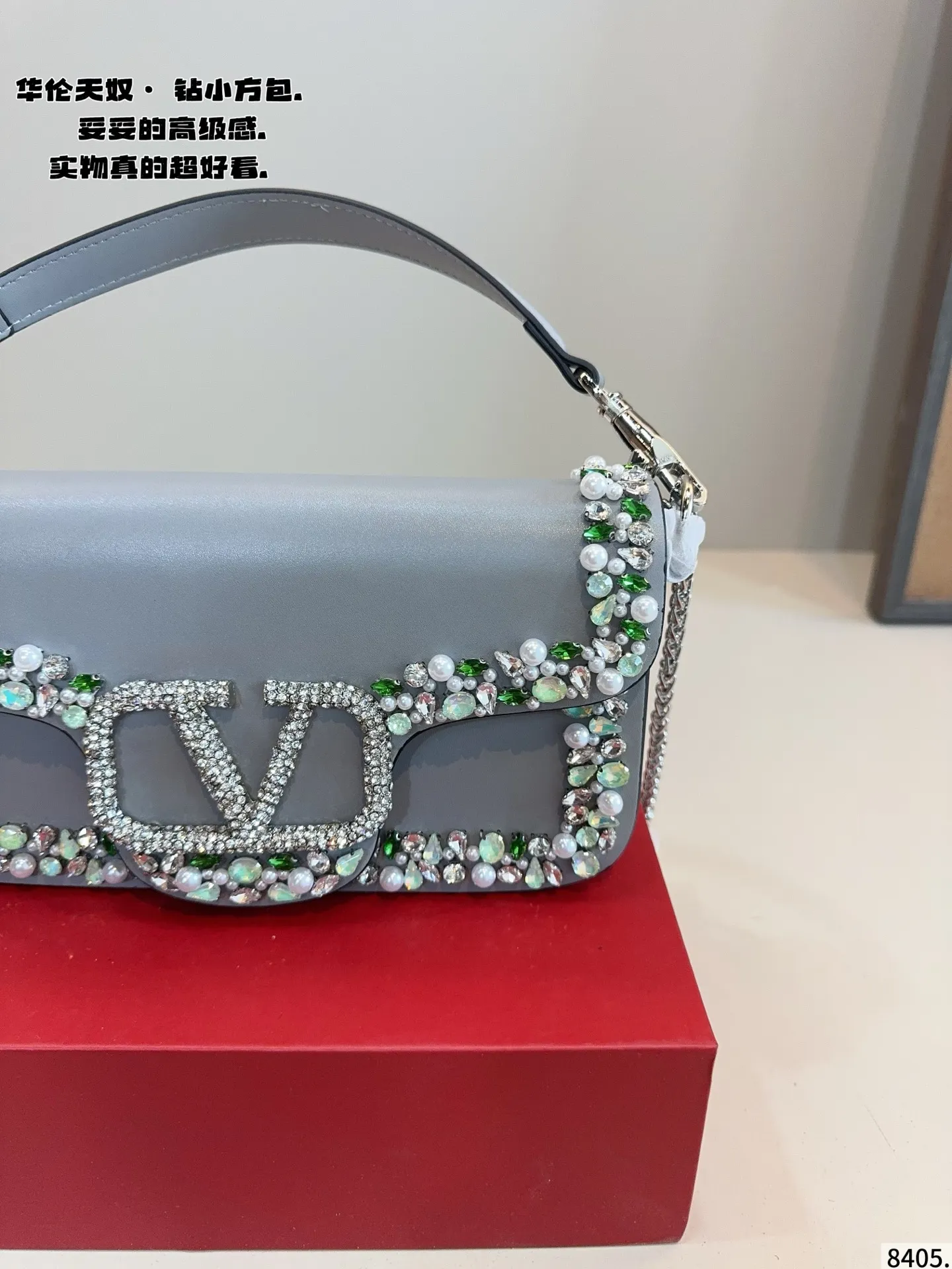 p520 Comes with a gift box🎁. Valentino shoulder bag is fashionable and easy to match. It doesn’t look old-fashioned and is easy to match. Moreover, the bonus of beauty and temperament is so high~ I love this calmness and elegance. Size: 27*6*12/cm