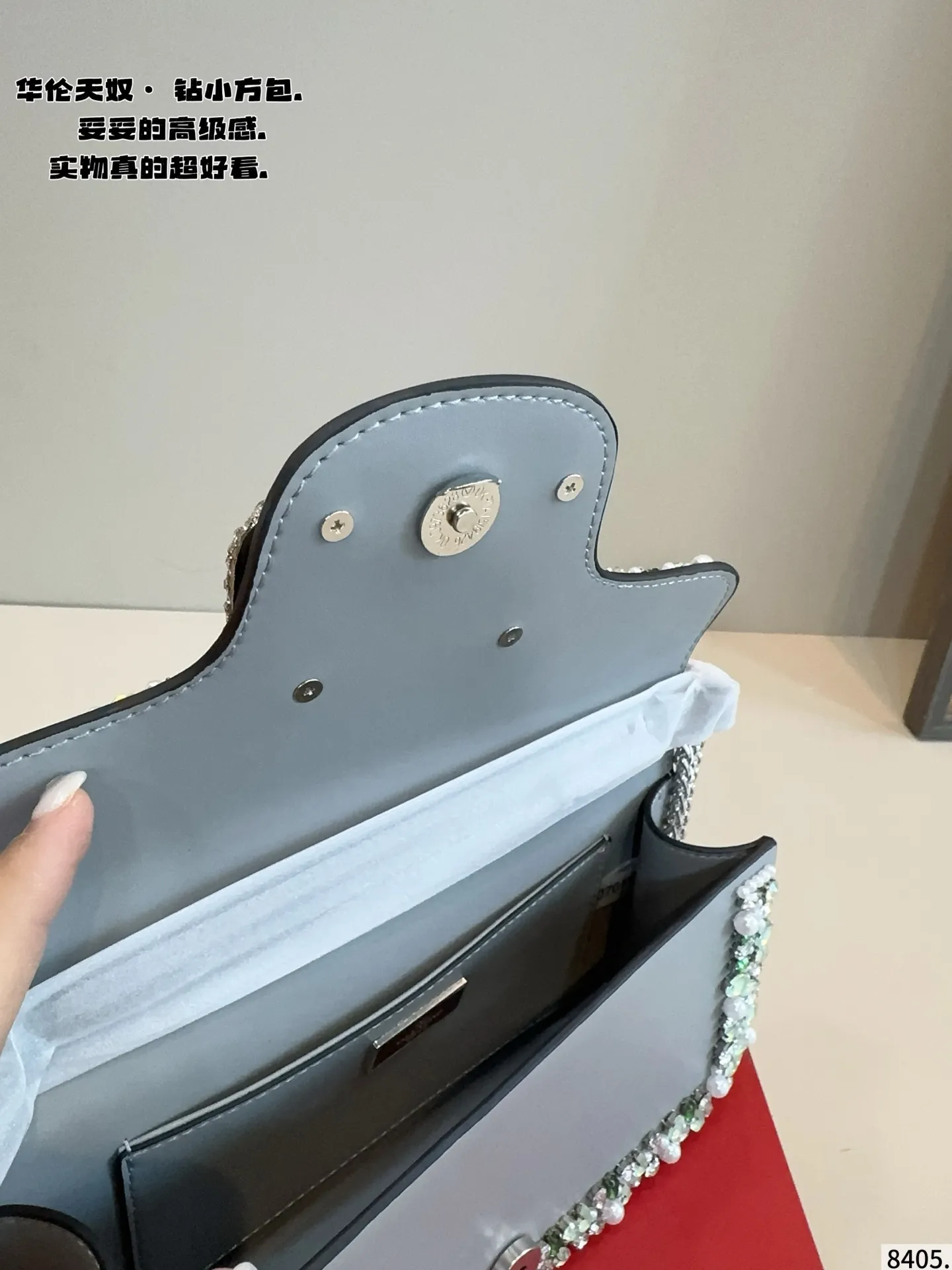 p520 Comes with a gift box🎁. Valentino shoulder bag is fashionable and easy to match. It doesn’t look old-fashioned and is easy to match. Moreover, the bonus of beauty and temperament is so high~ I love this calmness and elegance. Size: 27*6*12/cm