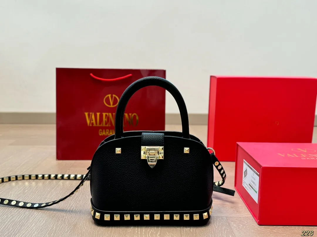 ¥360 folding box Valentino rivet bag, versatile classic, exquisite one, really super invincible and cute, full of fairy spirit, a must-have for girls every day, size 21 16