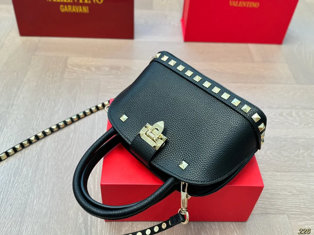 ¥360 folding box Valentino rivet bag, versatile classic, exquisite one, really super invincible and cute, full of fairy spirit, a must-have for girls every day, size 21 16