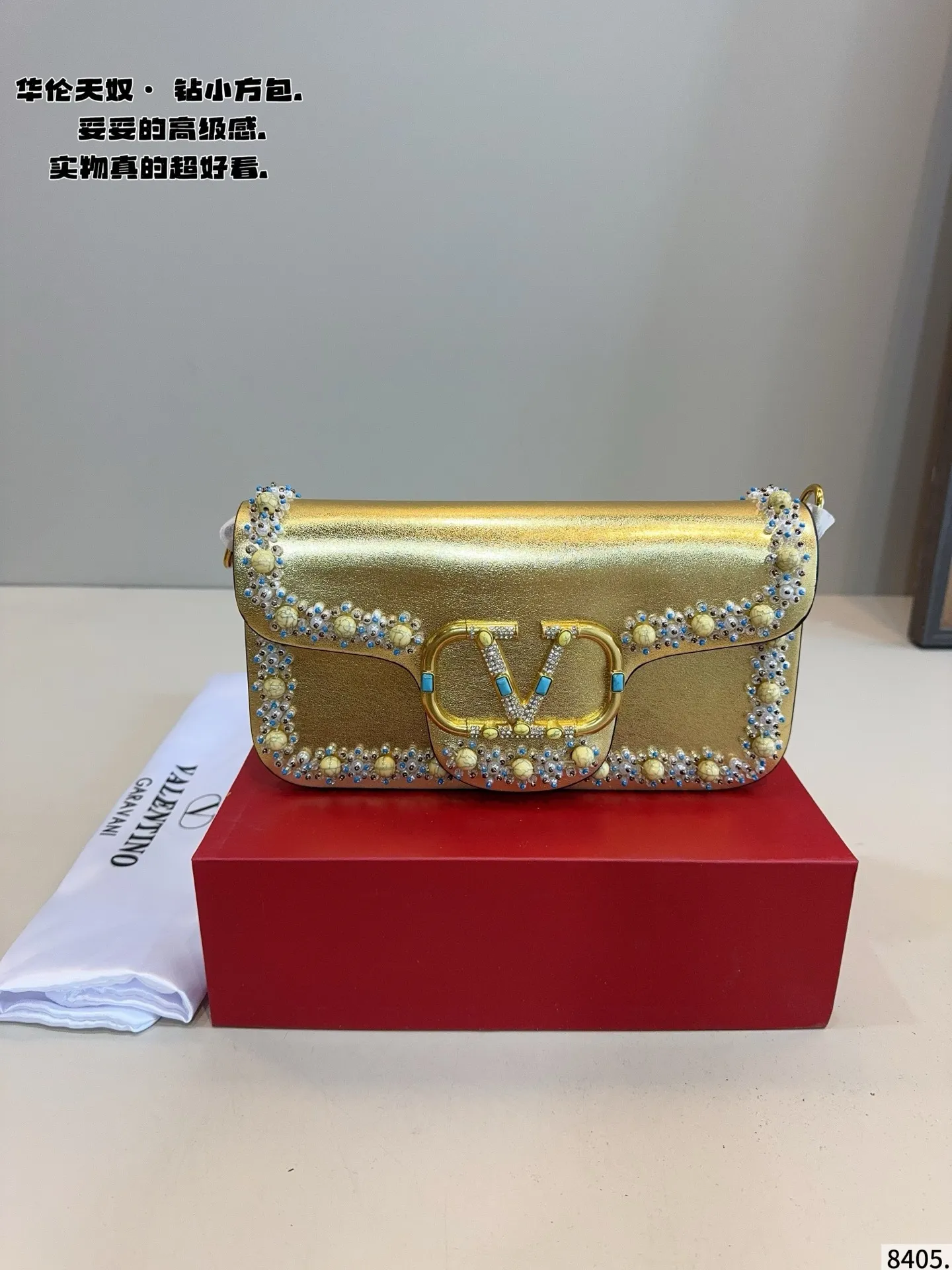 p520 Comes with a gift box🎁. Valentino shoulder bag is fashionable and easy to match. It doesn’t look old-fashioned and is easy to match. Moreover, the bonus of beauty and temperament is so high~ I love this calmness and elegance. Size: 27*6*12/cm