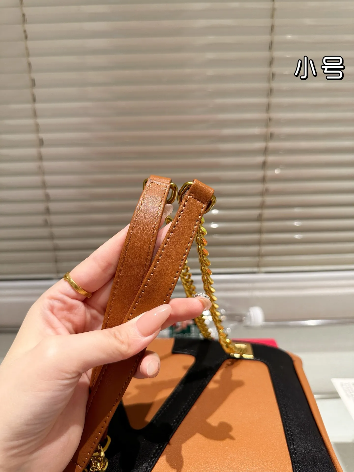 P370 Comes with gift box 🎁 Valentino VALENTINO Women’s Tote Bag Valentino Letter Bag Letter bag from Valentino. The new season has just arrived. Size 28.19