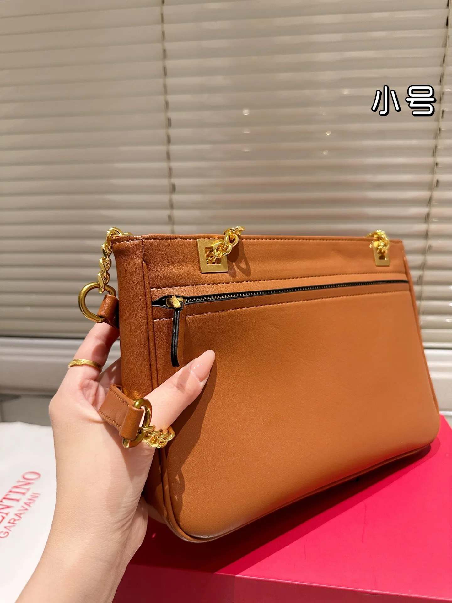 P370 Comes with gift box 🎁 Valentino VALENTINO Women’s Tote Bag Valentino Letter Bag Letter bag from Valentino. The new season has just arrived. Size 28.19