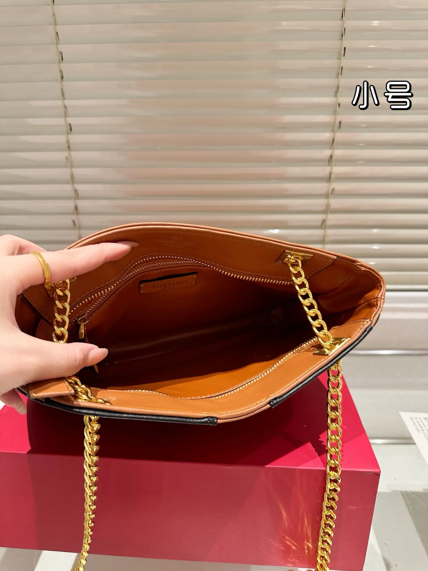 P370 Comes with gift box 🎁 Valentino VALENTINO Women’s Tote Bag Valentino Letter Bag Letter bag from Valentino. The new season has just arrived. Size 28.19