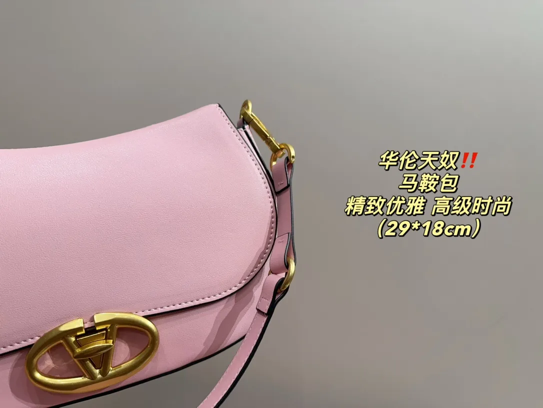 P330 comes with folding box ⚠️Size 29.18 Valentino Saddle Bag Comfortable and sophisticated at the same time Simple and elegant yet discreet Easily create an elegant commuting outfit