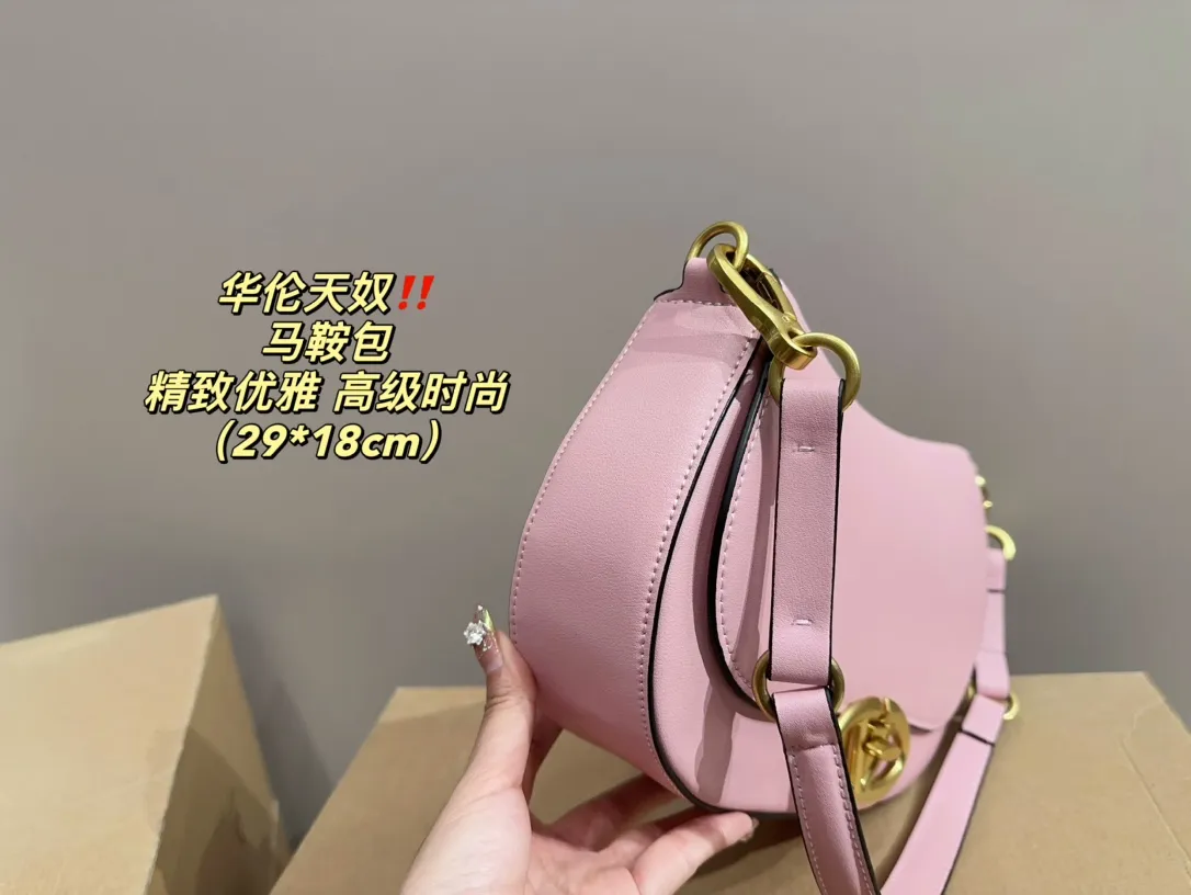 P330 comes with folding box ⚠️Size 29.18 Valentino Saddle Bag Comfortable and sophisticated at the same time Simple and elegant yet discreet Easily create an elegant commuting outfit