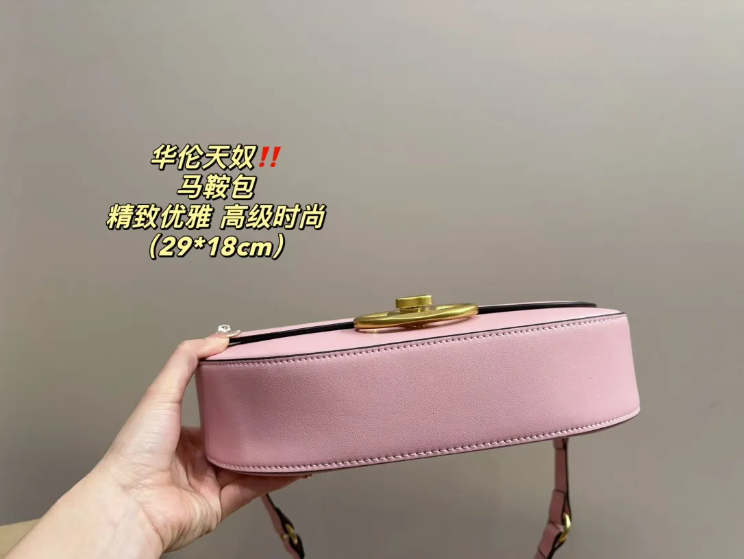 P330 comes with folding box ⚠️Size 29.18 Valentino Saddle Bag Comfortable and sophisticated at the same time Simple and elegant yet discreet Easily create an elegant commuting outfit