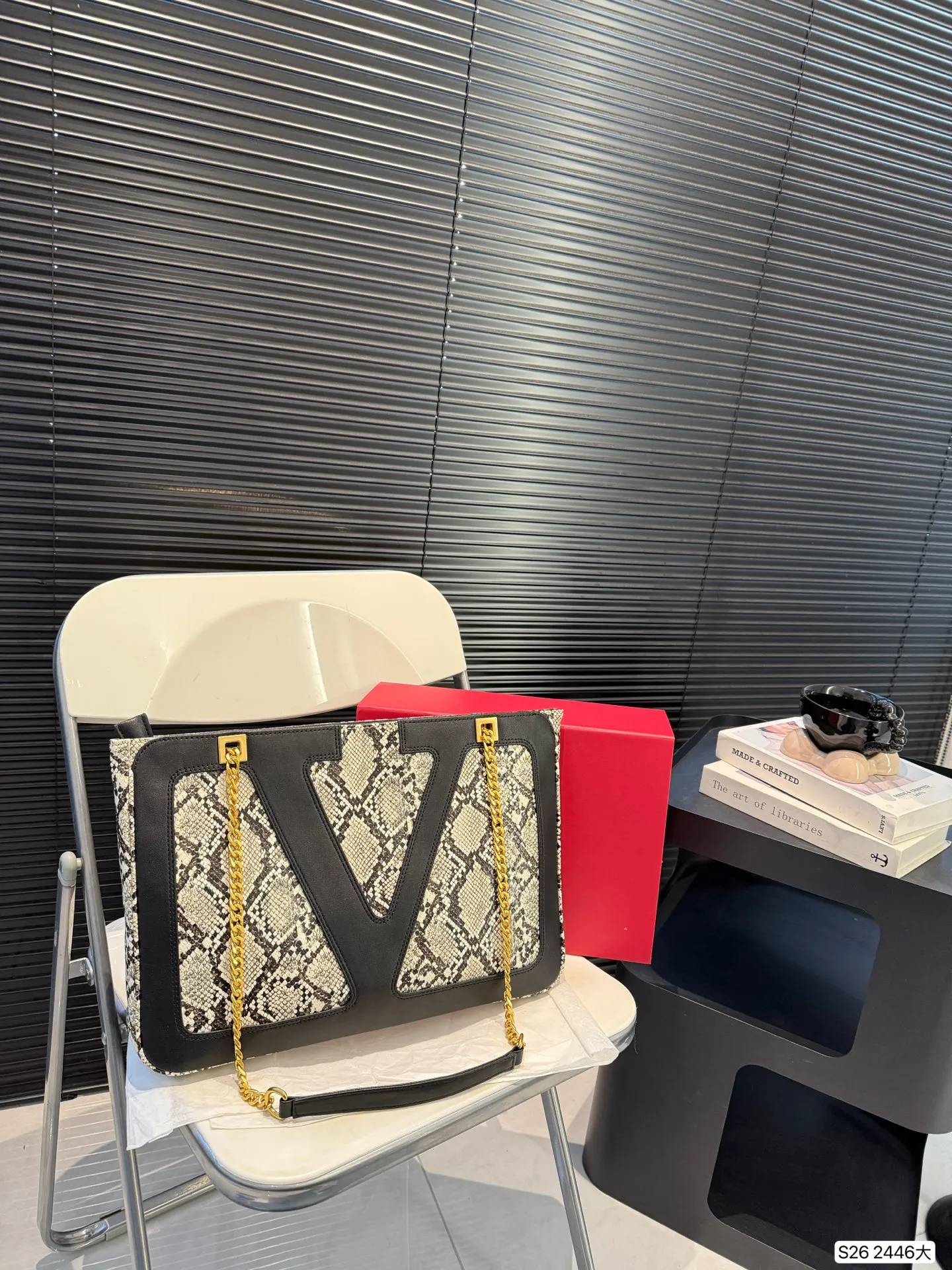 P360 comes with a folding box. Stars interpret the Valentino Viva Superstar bag. The eye-catching V Logo makes it highly recognizable. The outline of the bag is square and orderly. The color matching and sliding chain add to the retro texture. Hello Michele #Valentino2025 Early Spring Series Size: Large 38 26 Item No. 2446 Large
