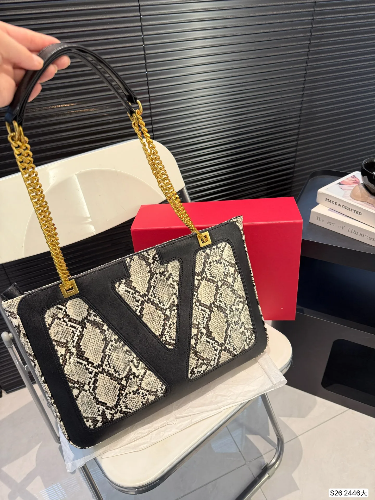 P360 comes with a folding box. Stars interpret the Valentino Viva Superstar bag. The eye-catching V Logo makes it highly recognizable. The outline of the bag is square and orderly. The color matching and sliding chain add to the retro texture. Hello Michele #Valentino2025 Early Spring Series Size: Large 38 26 Item No. 2446 Large