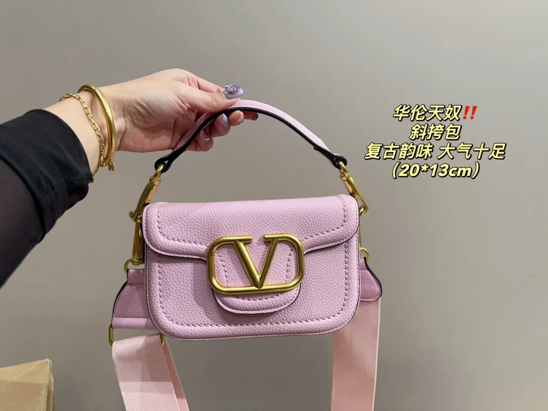 P350 comes with folding box ⚠️Size 20.13 Valentino Crossbody Bag Easily create an elegant commuting wear. Shoulder, crossbody, and hand-held are all different experiences. The calfskin material and the brand's iconic VLOGO soft sheepskin lining and brass-made accessories give the overall elegant retro charm.