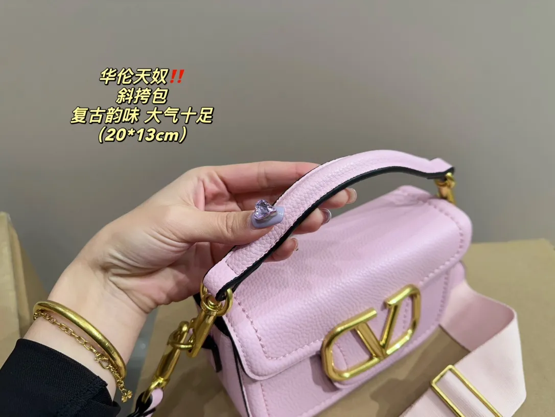 P350 comes with folding box ⚠️Size 20.13 Valentino Crossbody Bag Easily create an elegant commuting wear. Shoulder, crossbody, and hand-held are all different experiences. The calfskin material and the brand's iconic VLOGO soft sheepskin lining and brass-made accessories give the overall elegant retro charm.