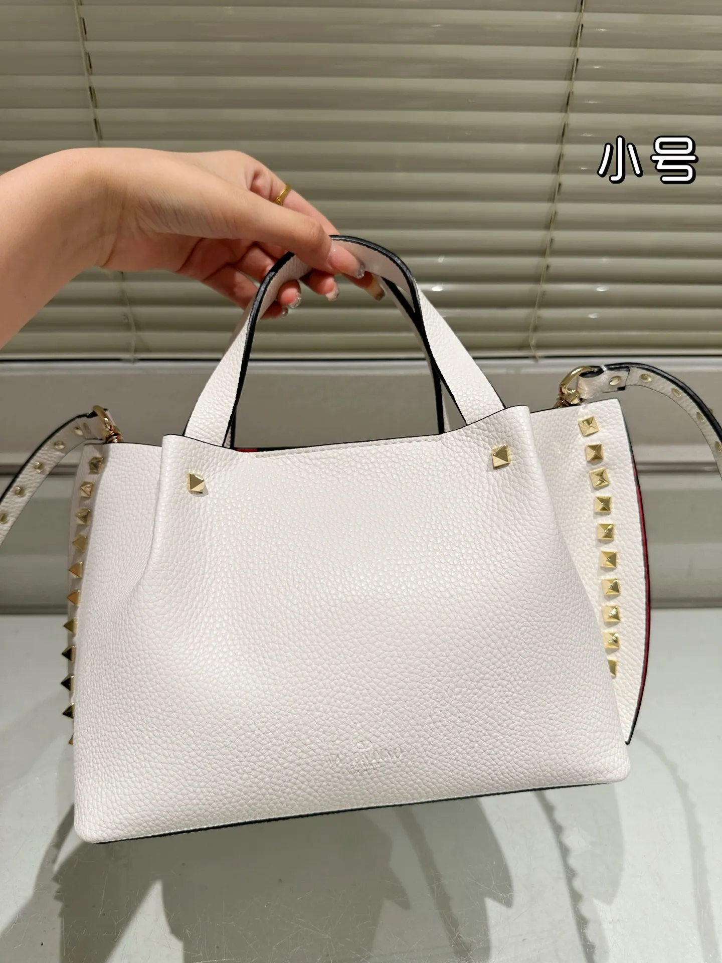 P410⚠️Size 24.17 Valentino handbag can be worn cross-body. It has a retro feel. It is high-end yet elegant. It has a great sense of atmosphere. It can be worn for commuting, leisure and dating.