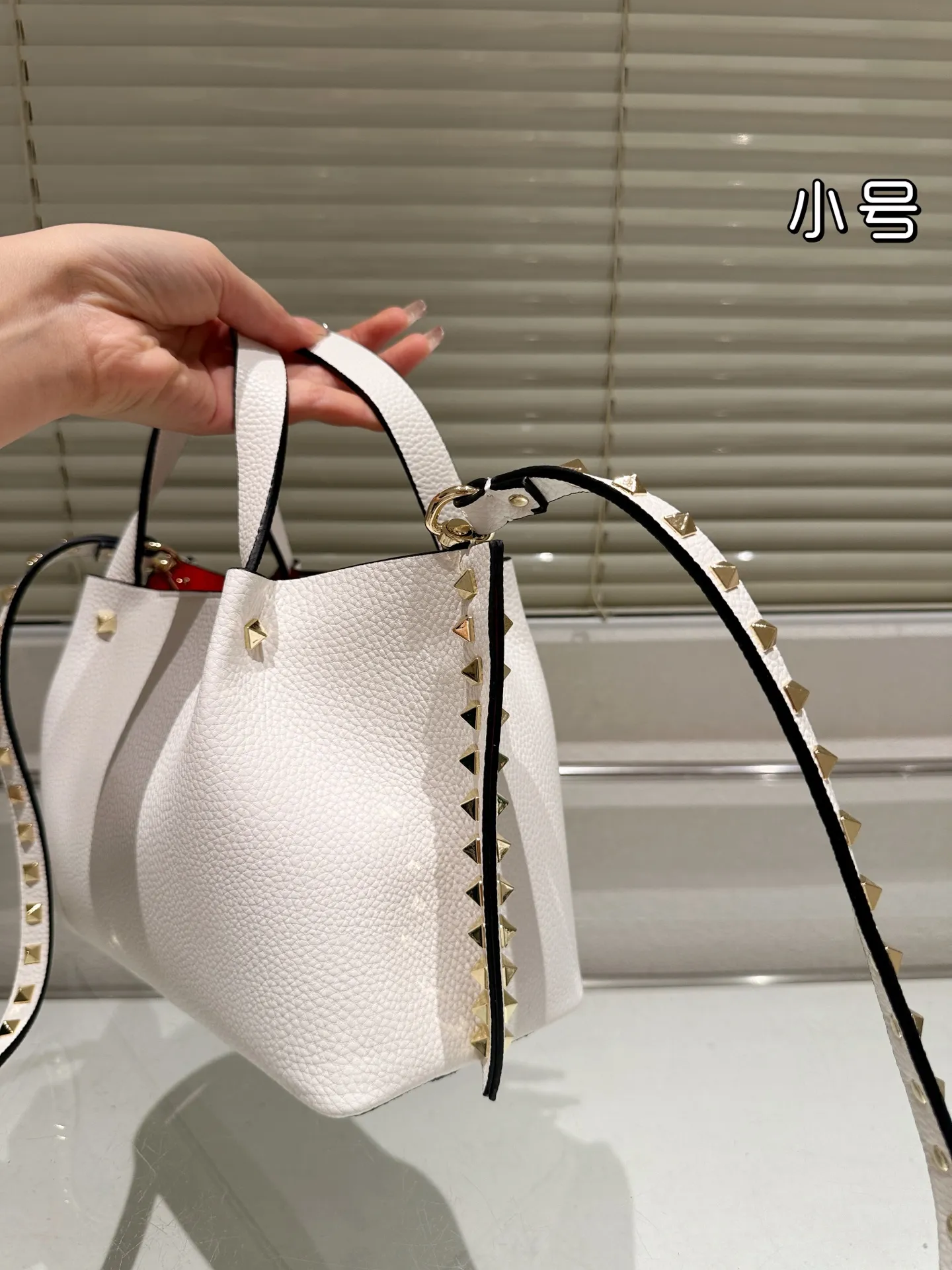 P410⚠️Size 24.17 Valentino handbag can be worn cross-body. It has a retro feel. It is high-end yet elegant. It has a great sense of atmosphere. It can be worn for commuting, leisure and dating.