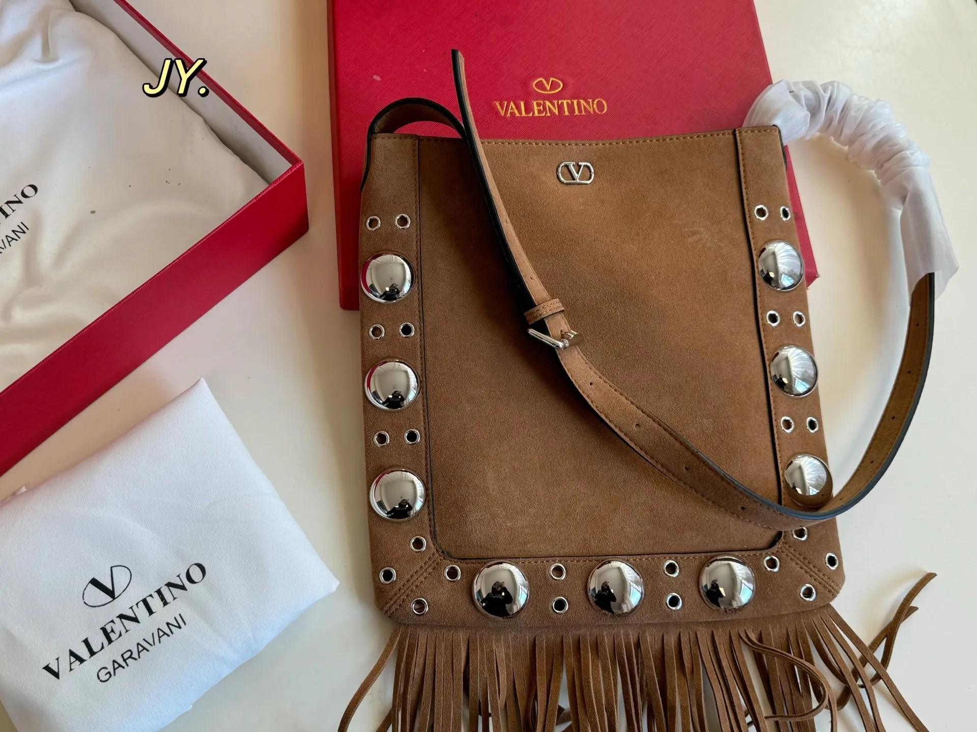 P340 (with box) size: 28×30 VALENTINO suede rivet tassel tote bag💕 The texture is very high-end, the leather is super good, adjustable shoulder straps, multiple carrying methods, super large capacity and very durable~ Casual and lazy, a must-have for daily outings