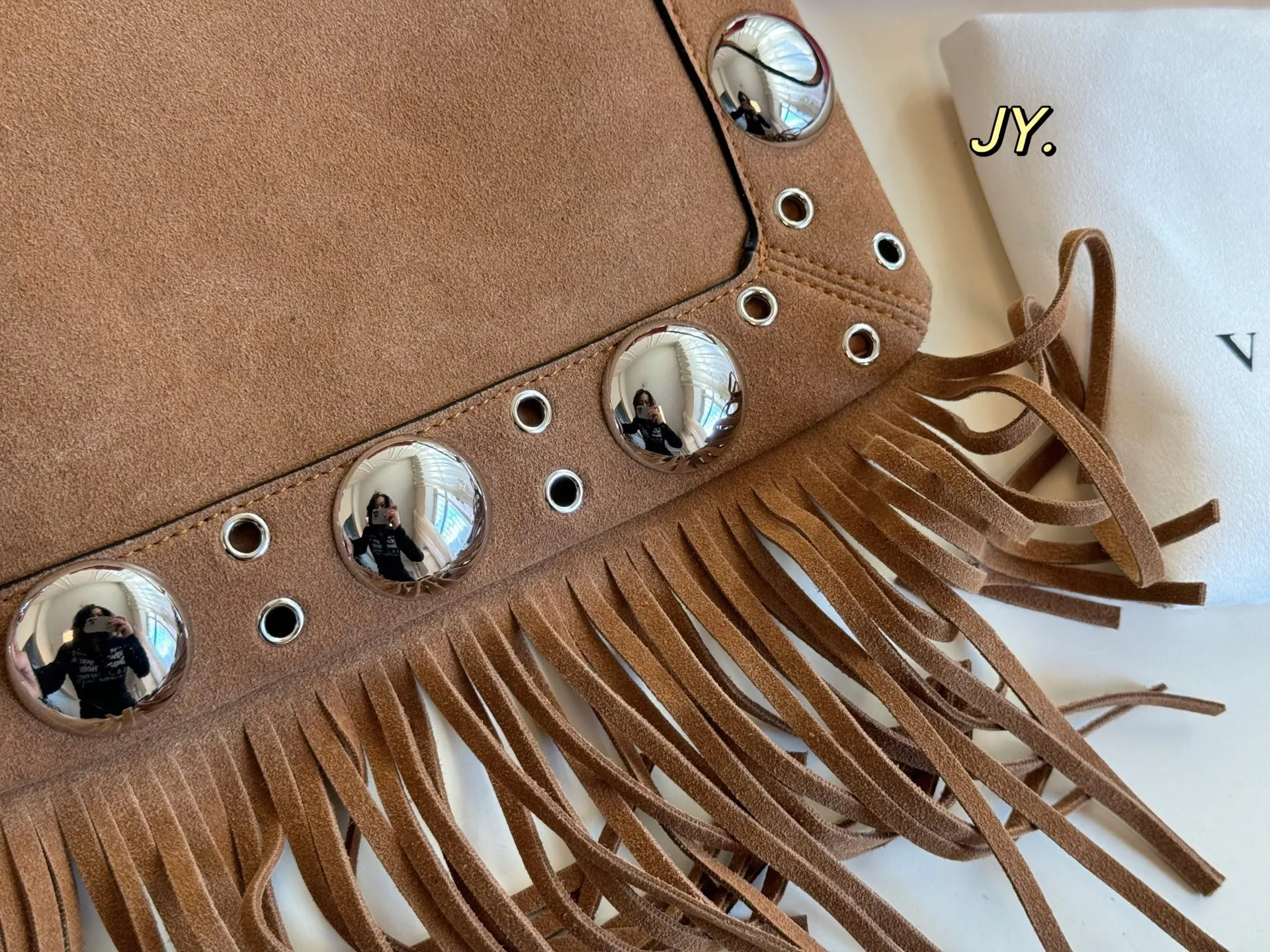 P340 (with box) size: 28×30 VALENTINO suede rivet tassel tote bag💕 The texture is very high-end, the leather is super good, adjustable shoulder straps, multiple carrying methods, super large capacity and very durable~ Casual and lazy, a must-have for daily outings