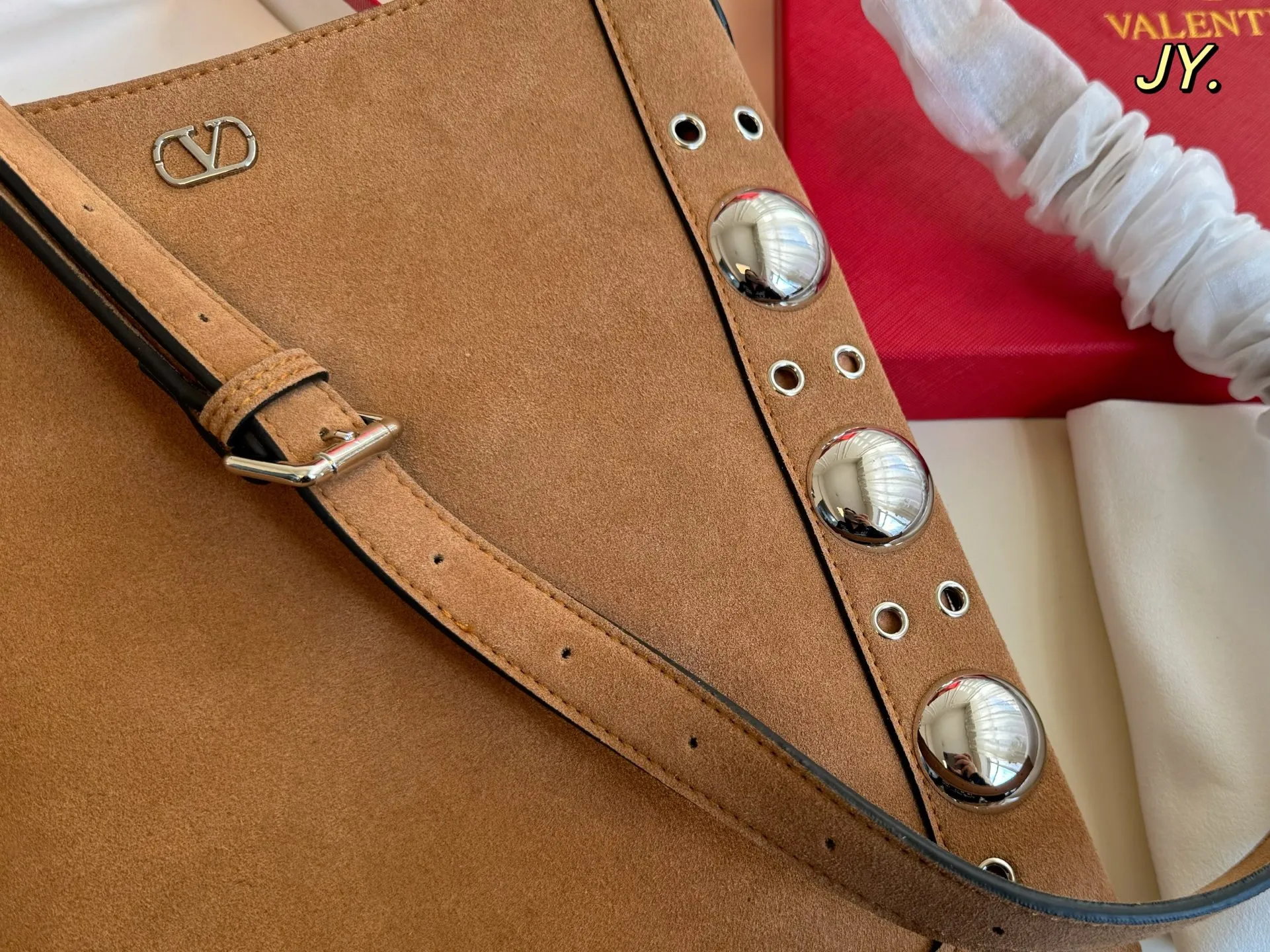 P340 (with box) size: 28×30 VALENTINO suede rivet tassel tote bag💕 The texture is very high-end, the leather is super good, adjustable shoulder straps, multiple carrying methods, super large capacity and very durable~ Casual and lazy, a must-have for daily outings