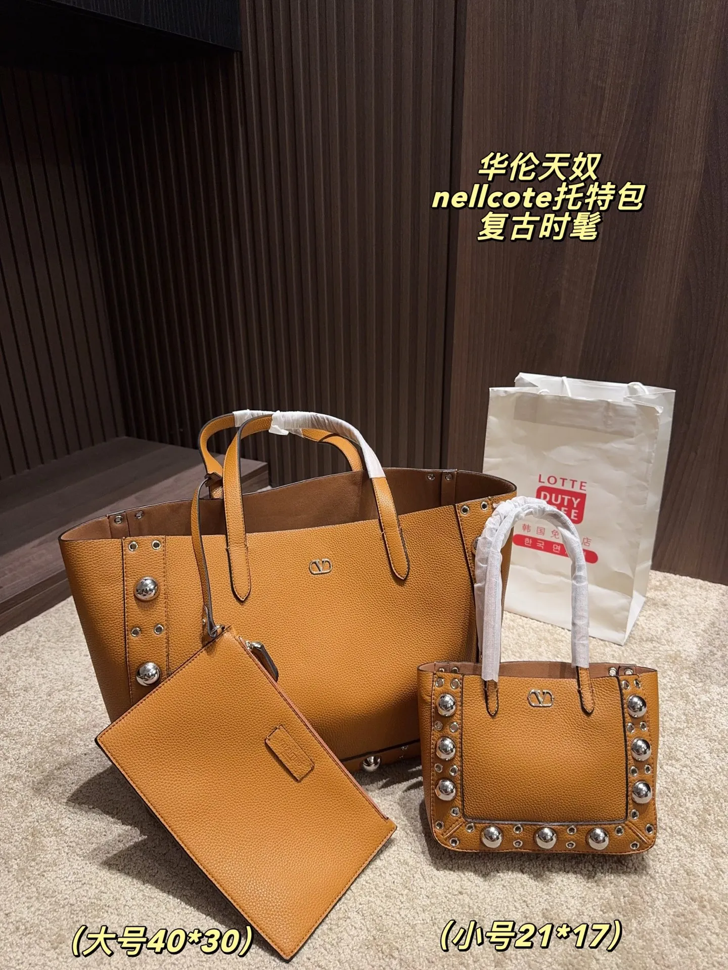 p360 comes with box⚠️Size 40*30 p480 comes with box⚠️Size 21*17 Valentino nellcote tote bag has a suede body, decorated with ball rivets and hollow details, balancing retro and fashionable. It can be freely switched between hand-carrying and shoulder-carrying, and combined with a detachable carrying bag, it combines practicality and fun.