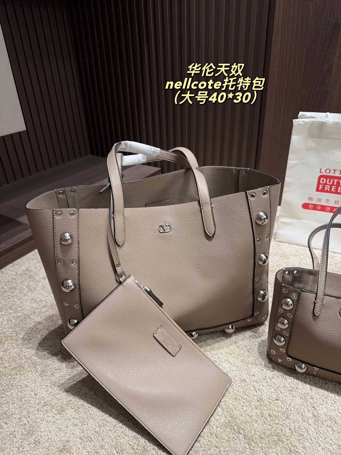 p360 comes with box⚠️Size 40*30 p480 comes with box⚠️Size 21*17 Valentino nellcote tote bag has a suede body, decorated with ball rivets and hollow details, balancing retro and fashionable. It can be freely switched between hand-carrying and shoulder-carrying, and combined with a detachable carrying bag, it combines practicality and fun.