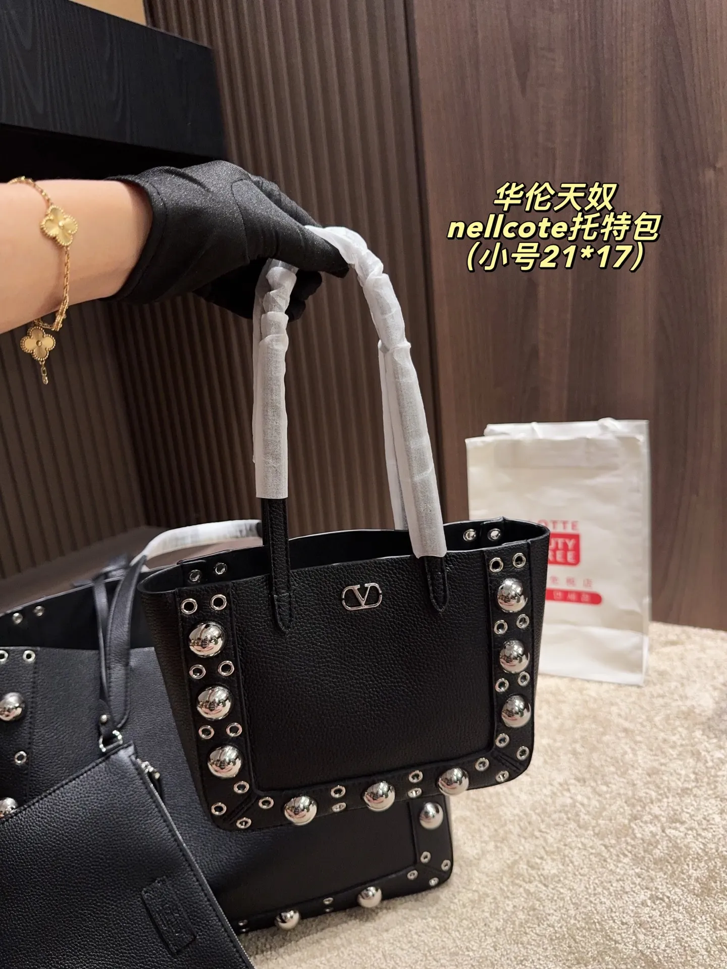 p360 comes with box⚠️Size 40*30 p480 comes with box⚠️Size 21*17 Valentino nellcote tote bag has a suede body, decorated with ball rivets and hollow details, balancing retro and fashionable. It can be freely switched between hand-carrying and shoulder-carrying, and combined with a detachable carrying bag, it combines practicality and fun.