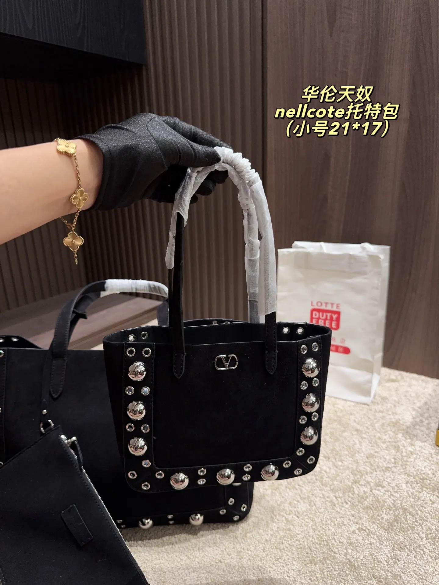 p360 comes with box⚠️Size 40*30 p480 comes with box⚠️Size 21*17 Valentino nellcote tote bag has a suede body, decorated with ball rivets and hollow details, balancing retro and fashionable. It can be freely switched between hand-carrying and shoulder-carrying, and combined with a detachable carrying bag, it combines practicality and fun.