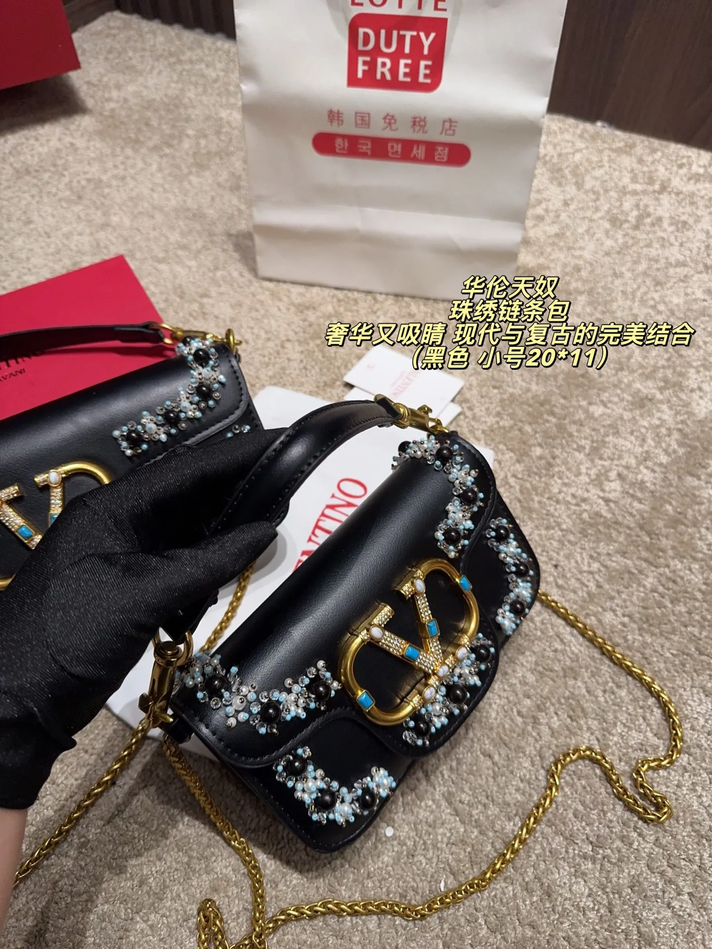 Large P410 with folding box⚠️Size 27*12 Small P400 with folding box⚠️Size 20*11 Valentino Valentino beaded embroidered chain bag Unlocks fashion charm Can be salty or sweet The most beautiful girl on the street