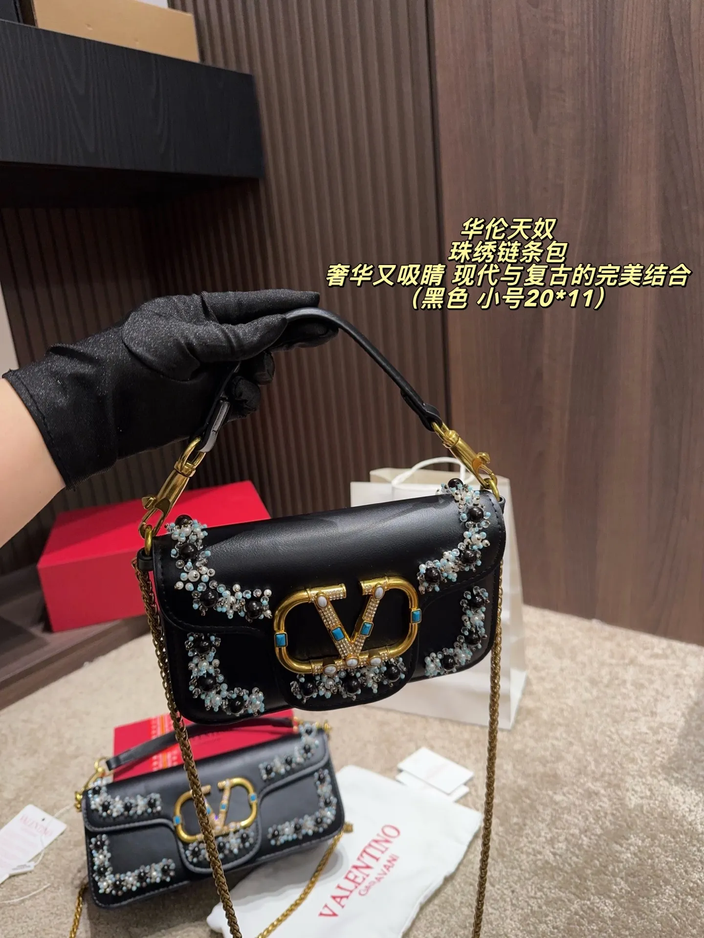 Large P410 with folding box⚠️Size 27*12 Small P400 with folding box⚠️Size 20*11 Valentino Valentino beaded embroidered chain bag Unlocks fashion charm Can be salty or sweet The most beautiful girl on the street