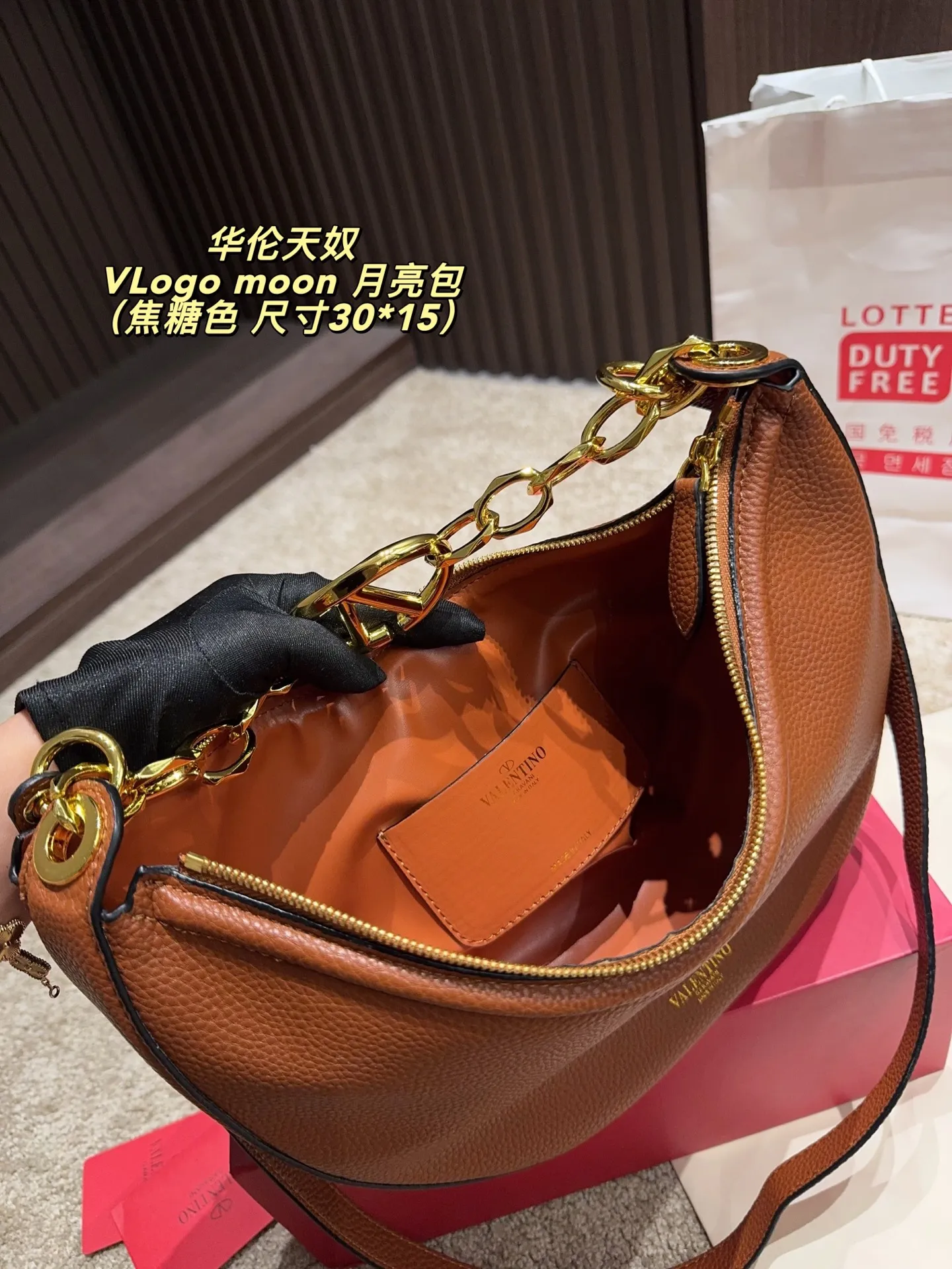p370 comes with box ⚠️Size 30.15 Valentino VLogo moon bag Use your bag to brighten up dull autumn and winter. Valentino's VLogo Moon handbag is like the moon, with cute and soft curved lines. VLogo gold chain, retro and exquisite. Detachable shoulder strap unlocks a variety of dressing styles. It can be a casual cool girl or a elegant woman. One bag can be used with many styles, as you like.