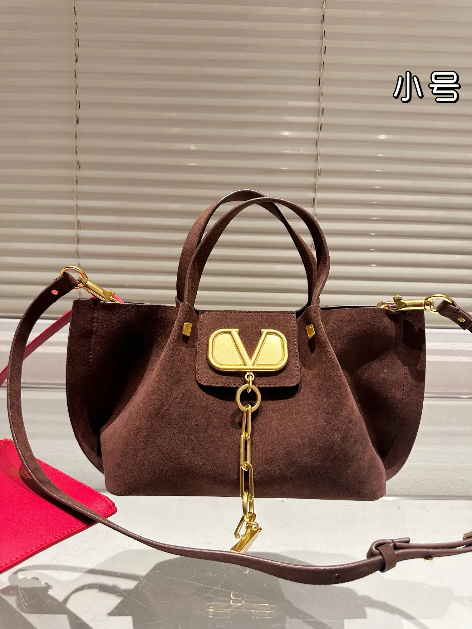 P410 170 Valentino Valentino is a popular model in the counter. Playful and super personality, whoever wears it will look better. Unconcealable foreign style. Exquisite wiring. Color matching is very distinctive. Very versatile and can be matched with daily life. Casual and playful with a little bit of a lady style. It will definitely become a super hot style in the new year, spring and summer. ♥️Size 38 25cm/ 26 19cm